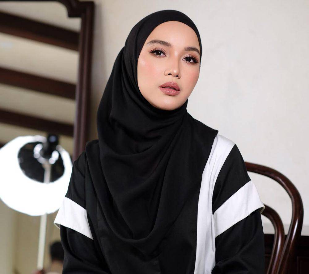 Gaya makeup pinkish Chacha Frederica (instagram.com/chafrederica)
