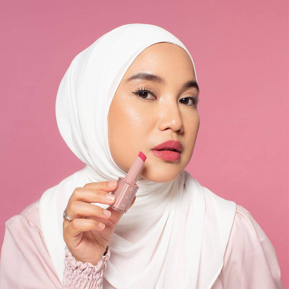 Gaya makeup pinkish Chacha Frederica (instagram.com/chafrederica)