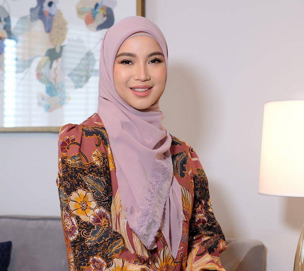 Gaya makeup pinkish Chacha Frederica (instagram.com/chafrederica)