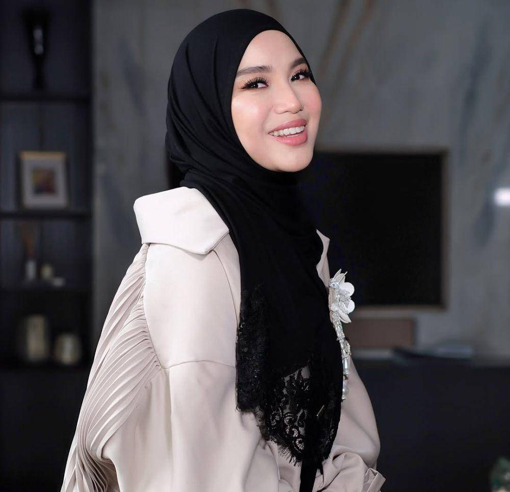 Gaya makeup pinkish Chacha Frederica (instagram.com/chafrederica)