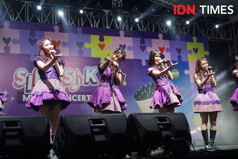 Penampilan JKT48 di pertunjukan musik kolaborasi Chatime ‘SikAsik’ di Living World Alam Sutra, Tangerang (dok. IDN Times/Tisa Ajeng)