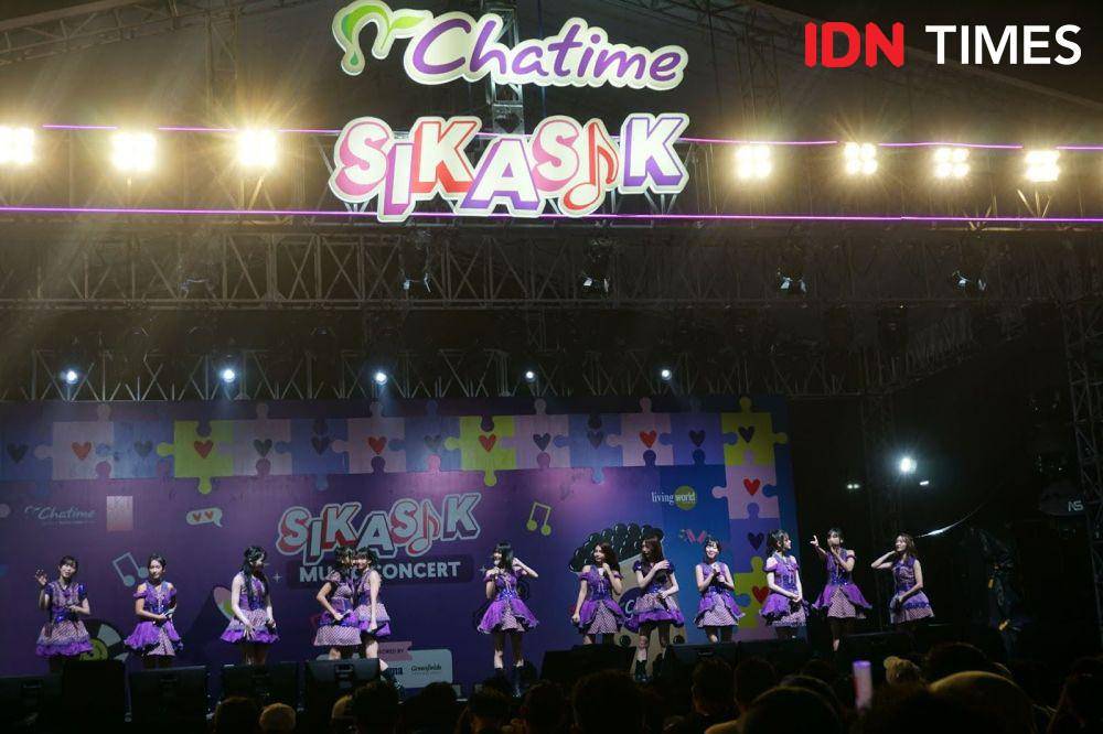 Penampilan JKT48 di pertunjukan musik kolaborasi Chatime ‘SikAsik’ di Living World Alam Sutra, Tangerang (dok. IDN Times/Tisa Ajeng)
