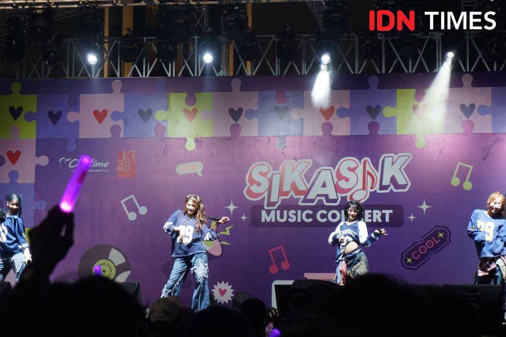 Penampilan sub-unit Quadlips di Pertunjukan Musik Kolaborasi Chatime ‘SikAsik’ x JKT48 (dok. IDN Times/Tisa Ajeng)