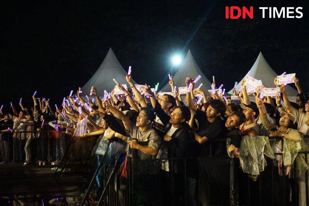 Antusiasme penggemar menonton penampilan ‘Heavy Rotation’ dari JKT48 di pertunjukan musik kolaborasi Chatime ‘SikAsik’ di Living World Alam Sutra, Tangerang (dok. IDN Times/Tisa Ajeng)