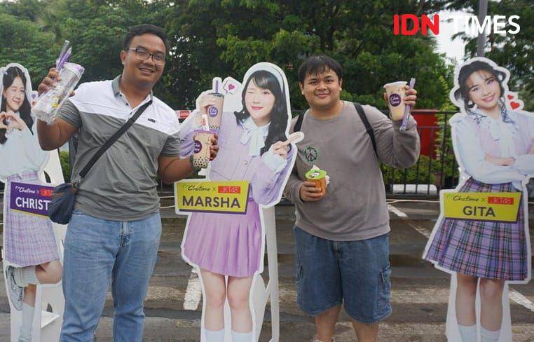 Fans JKT48 yang berhasil mendapat merchandise dari Chatime (dok. IDN Times/Tisa Ajeng)