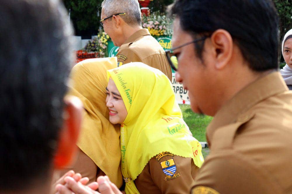 Wakil Wali Kota Cirebon, menyapa ASN pada sesi apelpagi (Dok. Prokompim Kota Cirebon/Devi Triya Andriyani)
