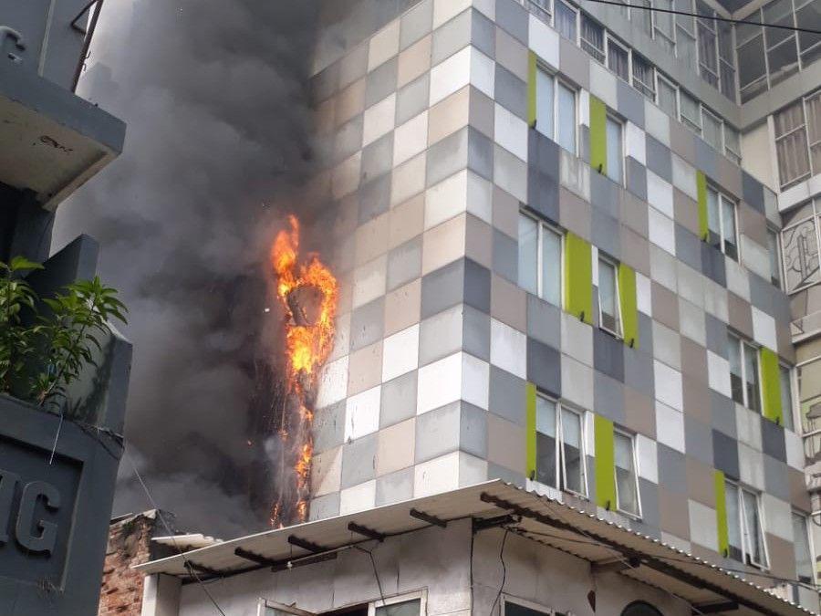 Hotel di Glodok Jakbar Kebakaran, 115 Personel Damkar Dikerahkan