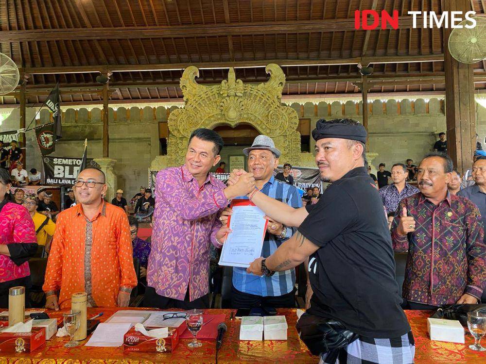 Ketua DPRD Bali, Dewa Mahayadnya bersalaman dengan I Made Darmayasa, Koordinator Forum Perjuangan Driver Pariwisata Bali. (IDN Times/Yuko Utami)