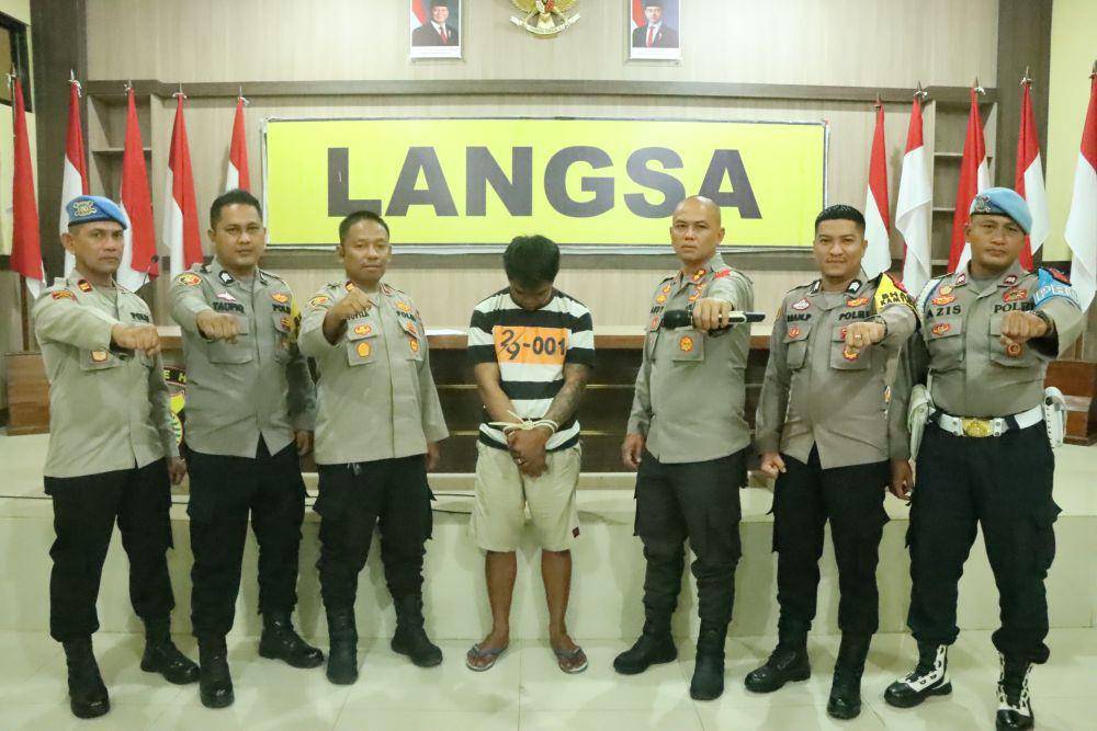 NJ (tengah) tersangka kasus pembunuhan seorang siswa di Tanah Datar, Sumatra Barat, saat ditangkap polisi. (Dokumentasi Humas Polres Langsa untuk IDN Times)