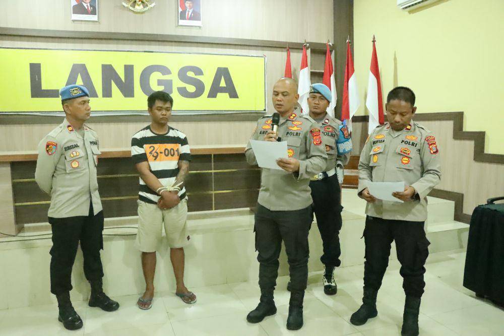 NJ (tengah) tersangka kasus pembunuhan seorang siswa di Tanah Datar, Sumatra Barat, saat ditangkap polisi. (Dokumentasi Humas Polres Langsa untuk IDN Times)