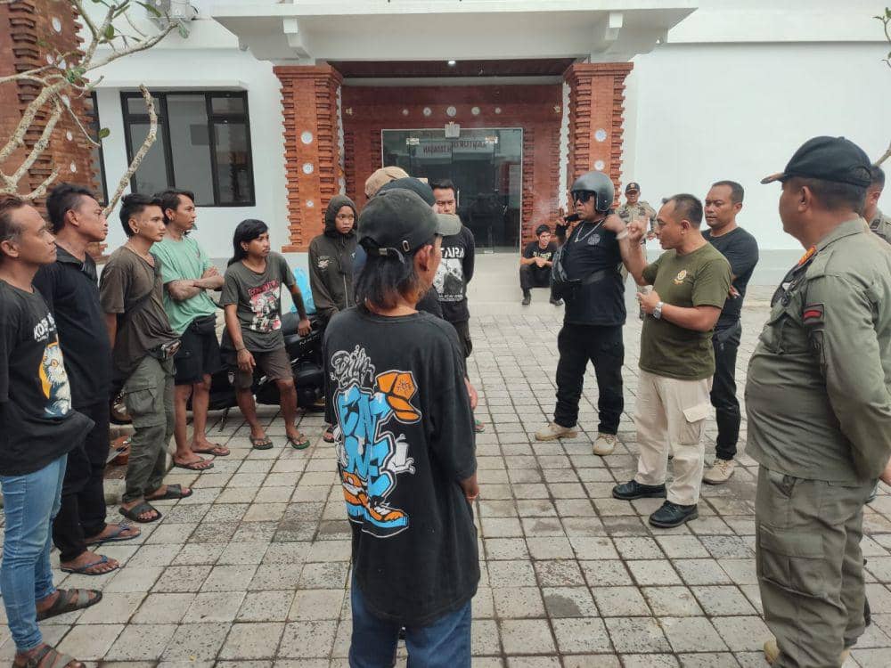 Satpol PP Tabanan saat melakukan penertiban anak punk di Tabanan (Dok.IDNTimes/Istimewa)