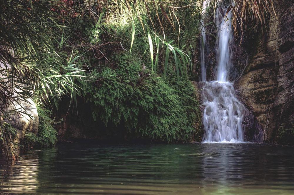 5 Tips Wisata ke Air Terjun Bersama Anak yang Aman dan Seru