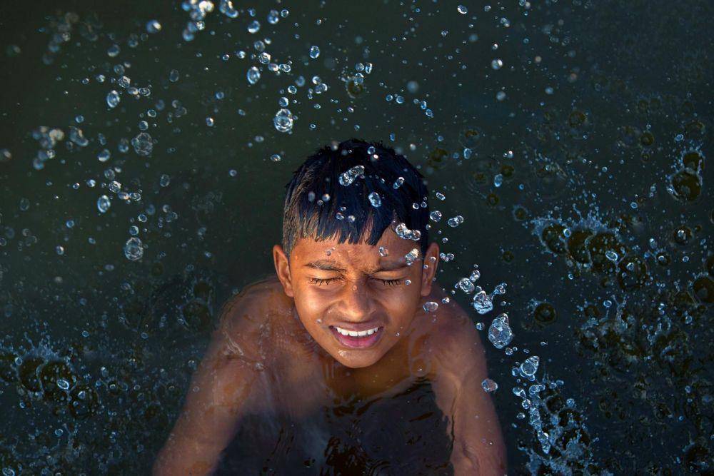 Ilustrasi anak berenang di kolam air terjun (pexels.com/Click'r Sharad Patil Sp-dv)