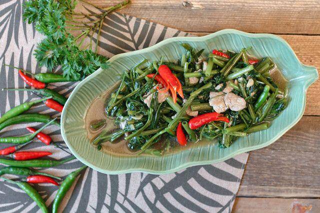 Ilustrasi tumis kangkung daging cincang (vecteezy.com/birch262000355634)