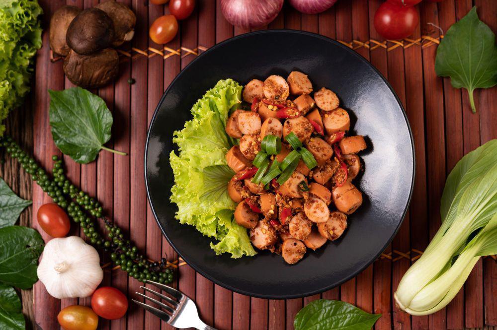 Ilustrasi tumis sosis balado (freepik.com/jcomp)