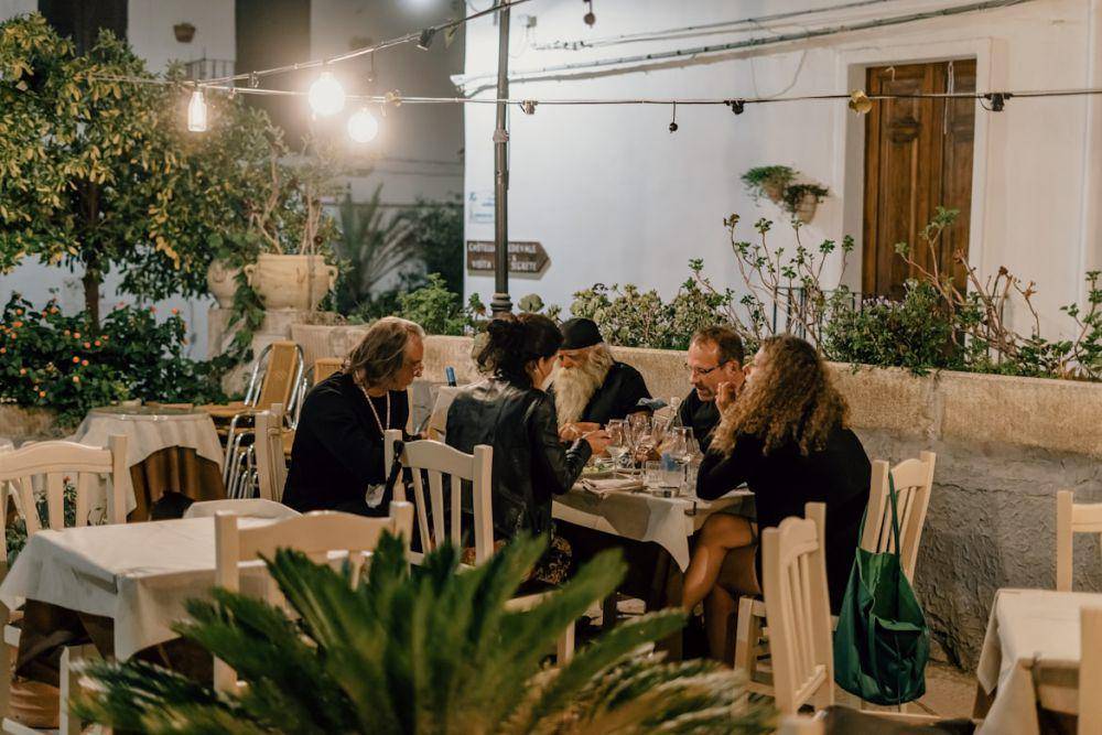 ilustrasi makan bersama (unsplash.com/Gabriella Clare Marino)