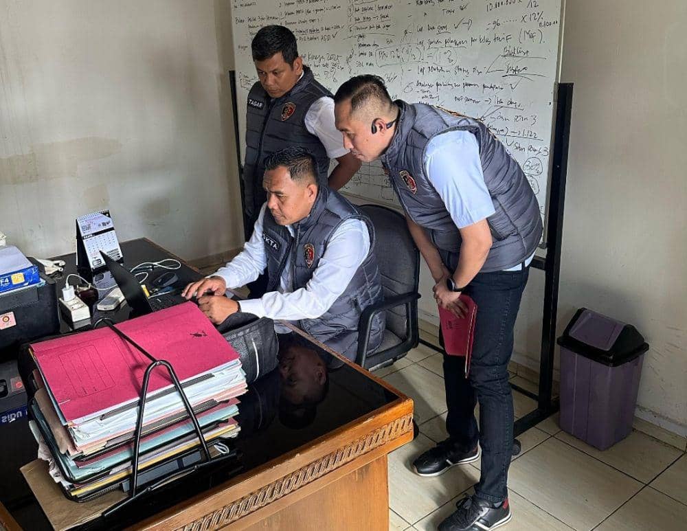 Unit Tipidkor Sat Reskrim Polres Muba menggeledah kantor PT Muba Energy  Power. (Dok. Polres Muba)