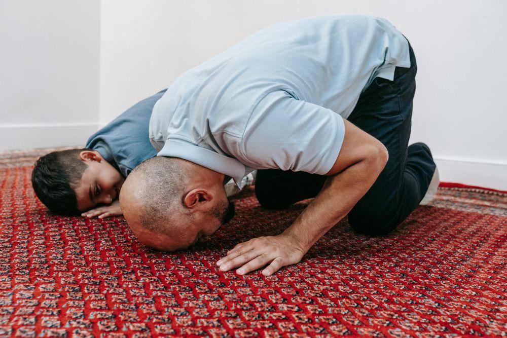 Ilustrasi sholat tarawih disamping anak kecil (pexels.com/Timur Weber)