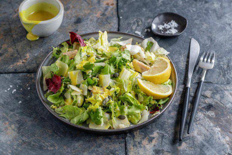 Ilustrasi salad sayur(freepik.com/valeria_aksakova)