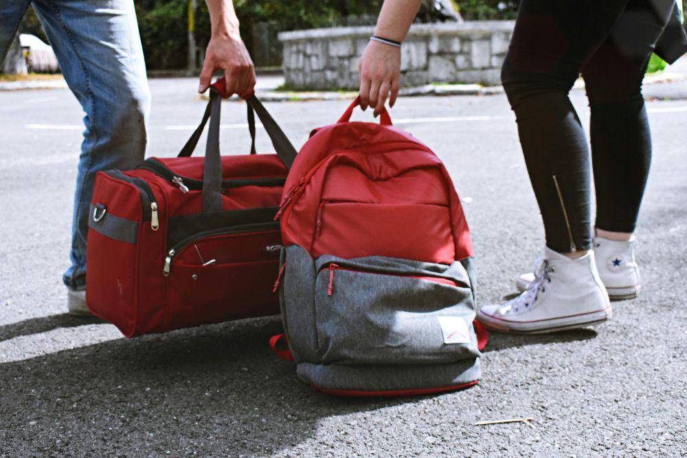 ilustrasi tas traveling (pexels.com/Diana)