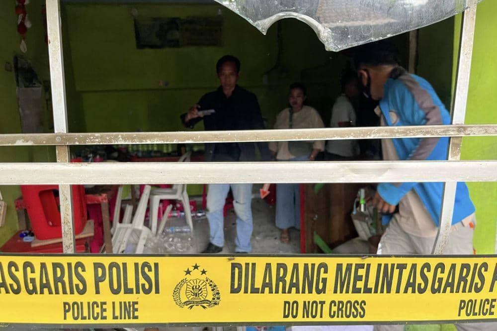 Laki-Laki Mabuk Merusak dan Membakar Warung di Legian