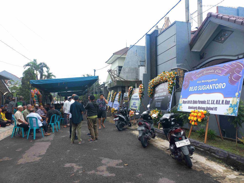 Karangan Bunga Penuhi Rumah Duka Bejo, dari Klub hingga Armuji