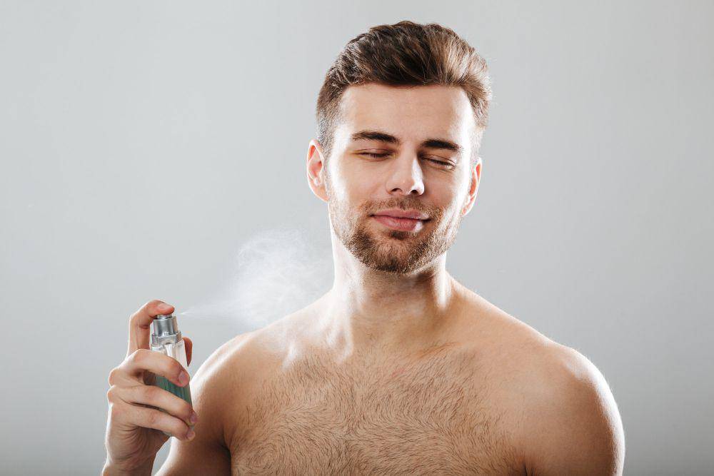 ilustrasi menggunakan parfum (freepix.com/drobotdean)