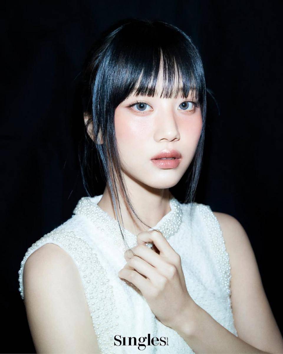 Hong Hwa Yeon di pemotretan bersama Singles Korea (instagram.com/hwanywayeon)