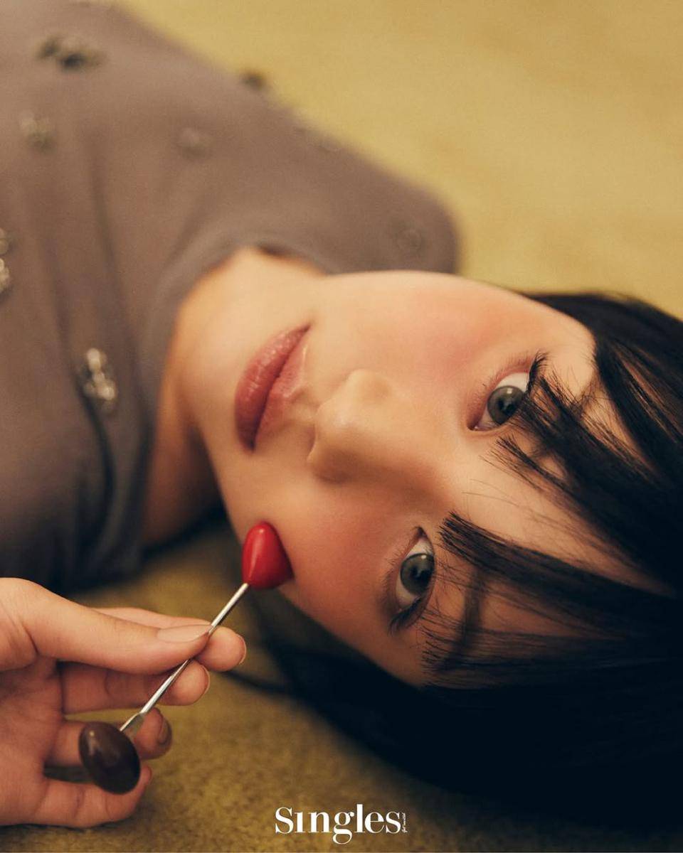 Hong Hwa Yeon di pemotretan bersama Singles Korea (instagram.com/hwanywayeon)