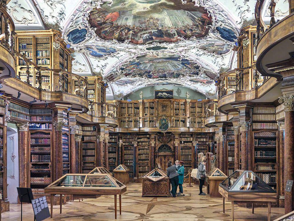 potret perpustakaan di kompleks Katedral St. Gallen, salah satu perpustakaan biara tertua di dunia yang menyimpan manuskrip-manuskrip kuno (commons.wikimedia.org/Roy Egloff)
