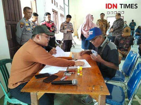 Proses pembayaran uang pengganti lahan milik warga untuk jalan Tol IKN (IDN Times/Ervan)