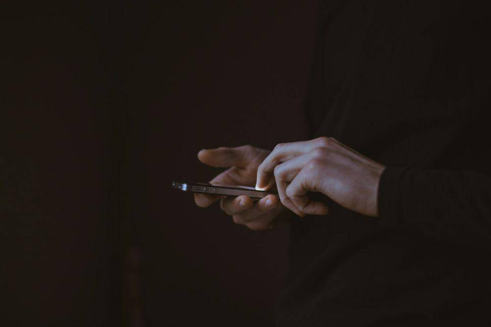 Ilustrasi tentang memegang Handphone (unsplash.com/Gilles Lambert)