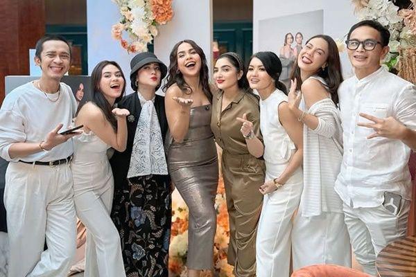 7 Potret Tamu Artis di Pesta Ulang Tahun ke-44 Melaney Ricardo