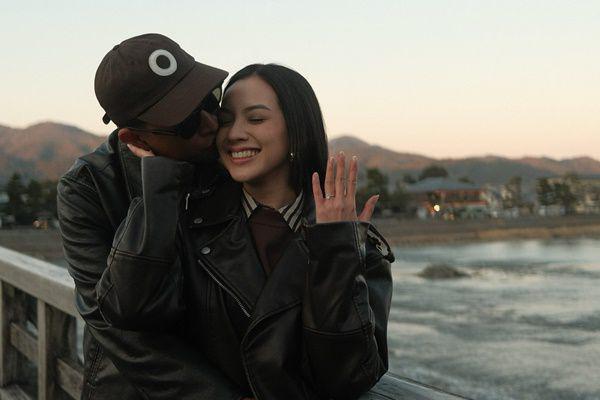 7 Potret Romantis Penyanyi Adikara Melamar Nazla Alifa di Jepang