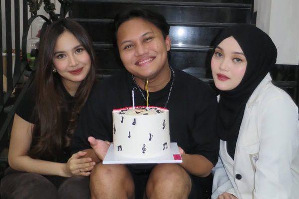 7 Potret Kejutan Ulang Tahun Ke-27 Rizky Febian dari Keluarga