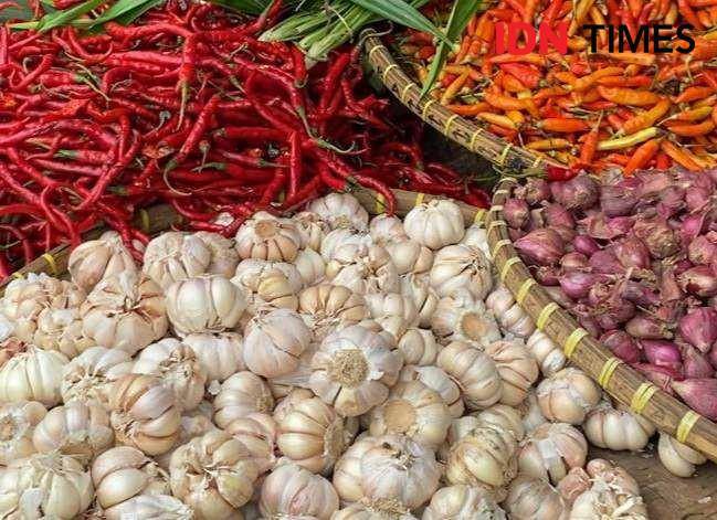Penampakan jualan bumbu dapur di Pasar Pasir Gintung, Bandar Lampung jelang Ramadan 2025. (IDN Times/Tama Yudha Wiguna).