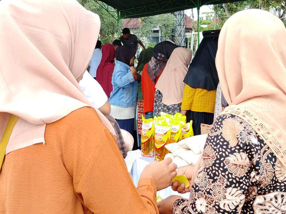 Minyak goreng jadi komoditas yang paling dicari warga di oprasi pasar murah. IDN Times/ Riyanto.