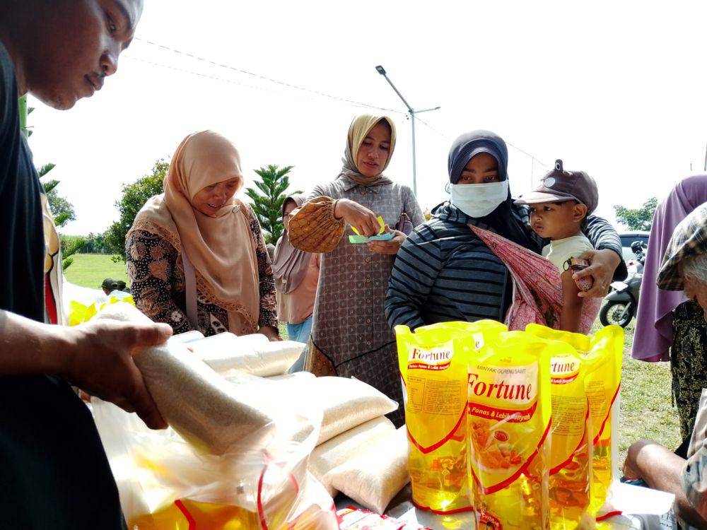 Minyak goreng jadi komoditas yang paling dicari warga di oprasi pasar murah. IDN Times/ Riyanto.