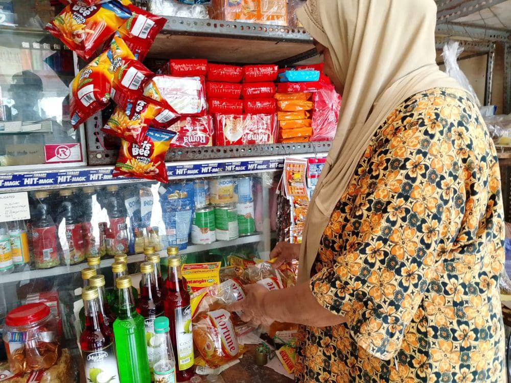 Sundri salah satu pedagang sembako di pasar tradisional Lembeyan Magetan. IDN Times/ Riyanto.