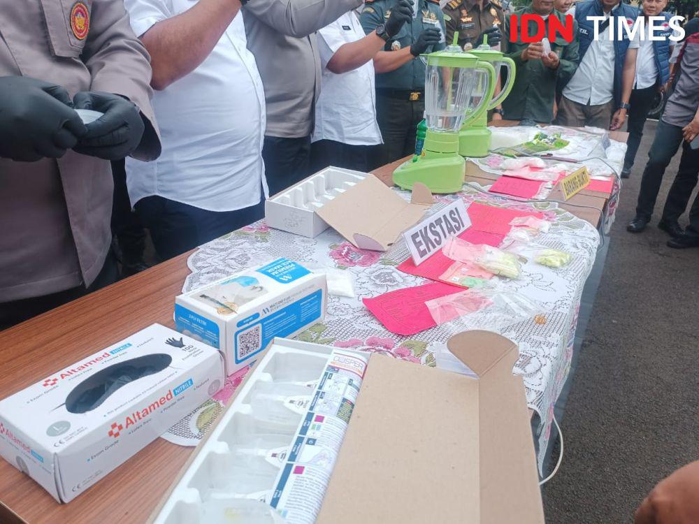 Pemilik Pabrik Ekstasi Rumahan di Medan Dijatuhi Vonis Mati oleh Hakim