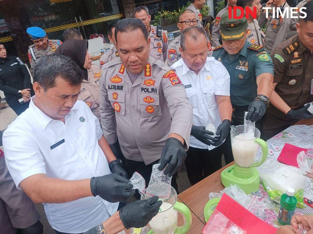 Pemusnahan barang bukti sabu 2,4 Kg dan pil ekstasi 202 butir hasil penindakan Satresnarkoba Polresta Bandar Lampung. (IDN Times/Tama Yudha Wiguna)