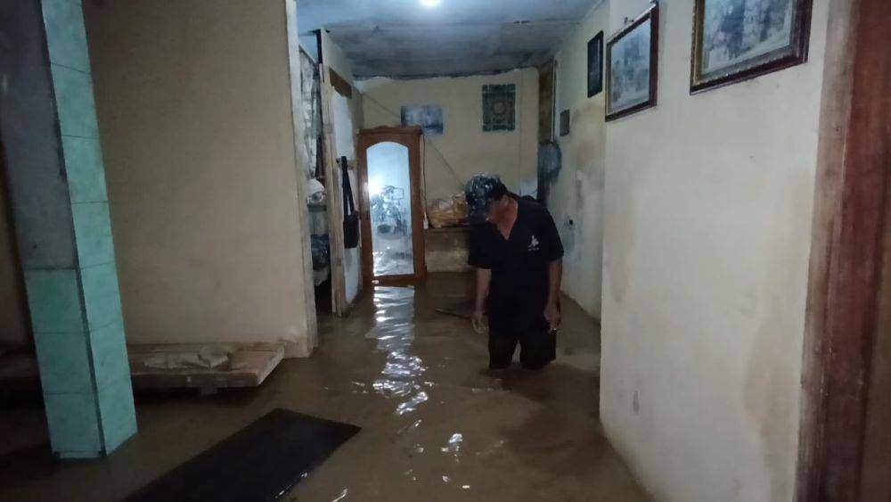Banjir genanngi rumah warga di Tulungagung. IDN Times/ Bramanta Pamungkas