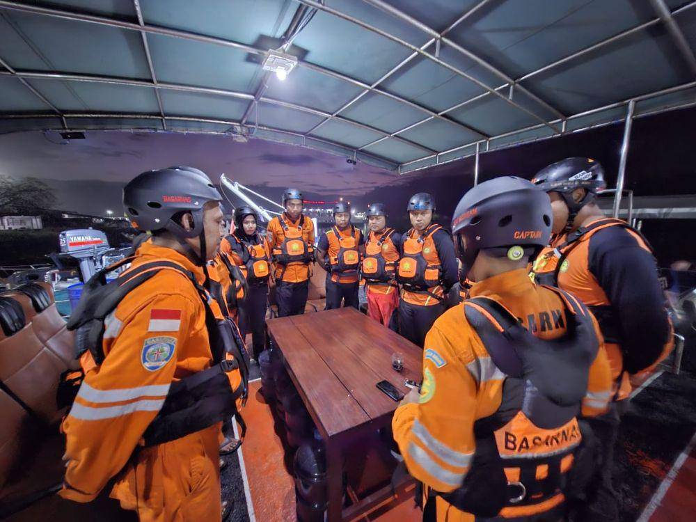 Tim SAR gabungan yang diterjunkan mengevakuasi KM Hidup Makmur di perairan Lombok. (dok. Istimewa)