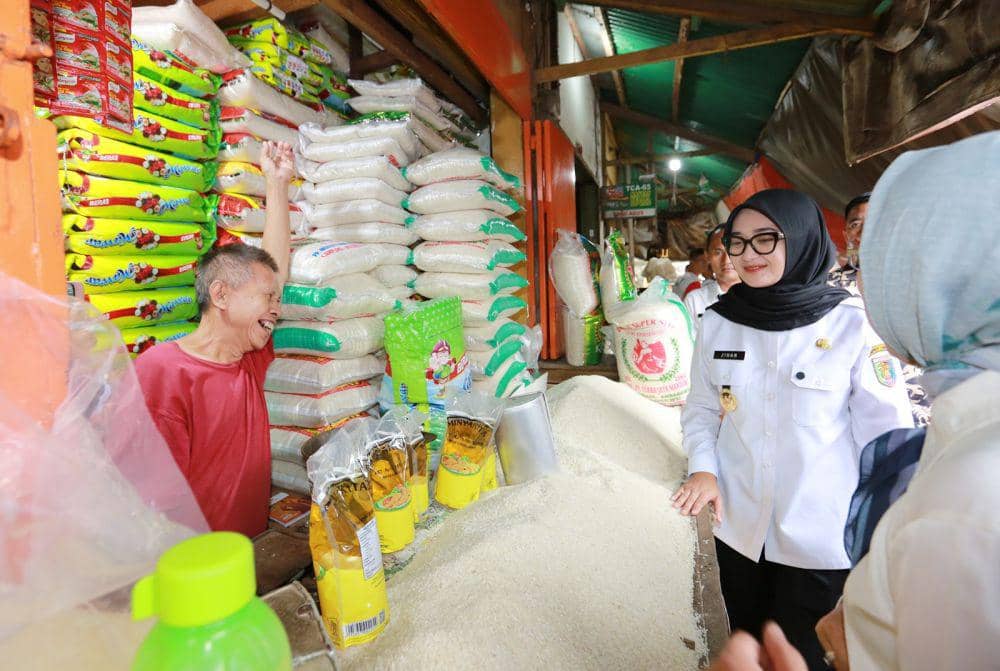Wagub Lampung, Jihan Nurlela meninjau ketersediaan stok dan harga bahan pokok di Pasar Kangkung, Bandar Lampung. (DOK. Pemprov Lampung).