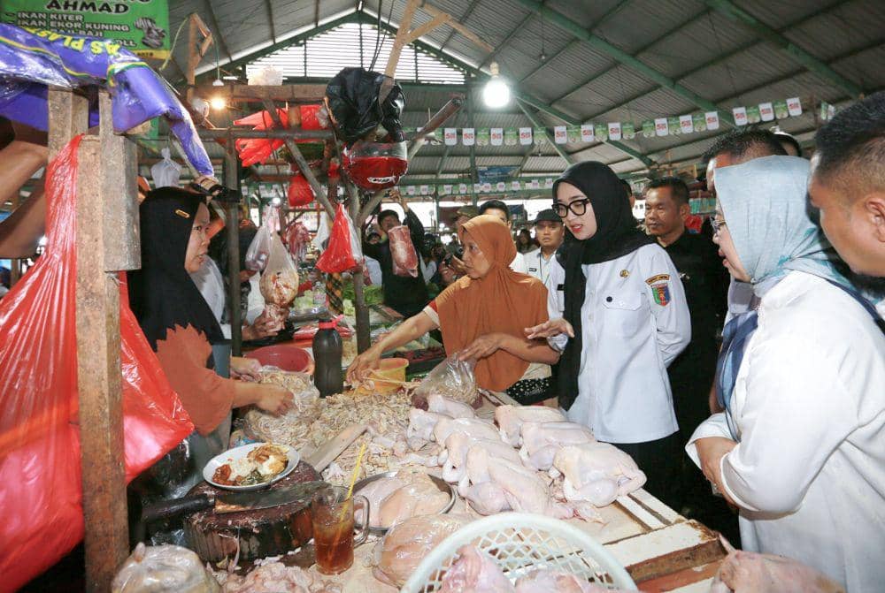 Wagub Lampung, Jihan Nurlela meninjau ketersediaan stok dan harga bahan pokok di Pasar Kangkung, Bandar Lampung. (DOK. Pemprov Lampung).