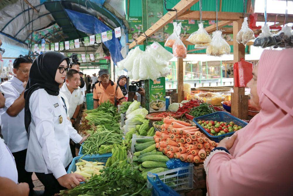 Wagub Lampung, Jihan Nurlela meninjau ketersediaan stok dan harga bahan pokok di Pasar Kangkung, Bandar Lampung. (DOK. Pemprov Lampung).