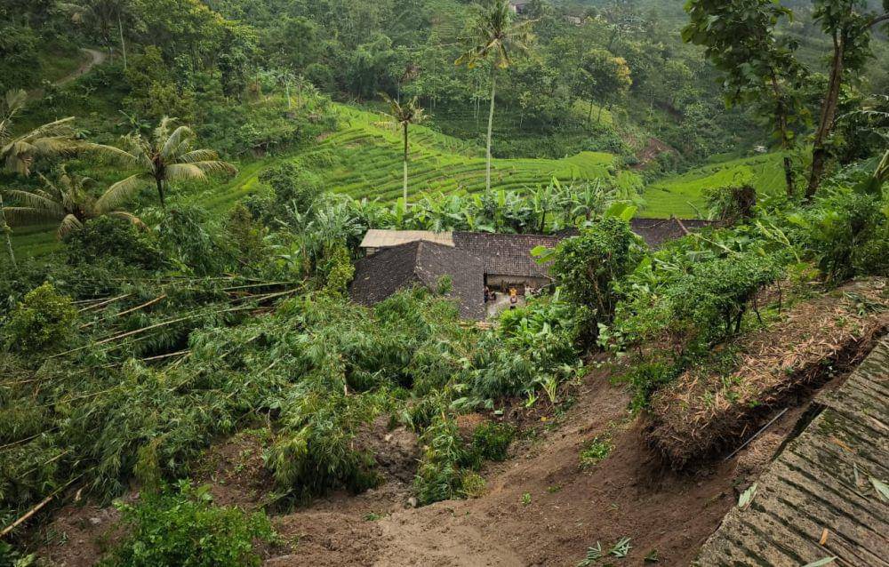 Tebing setinggi 20 meter longsor timpa rumah Kasiran di Dukuh Templek, Desa Gonggang. IDN Times/ Riyanto.