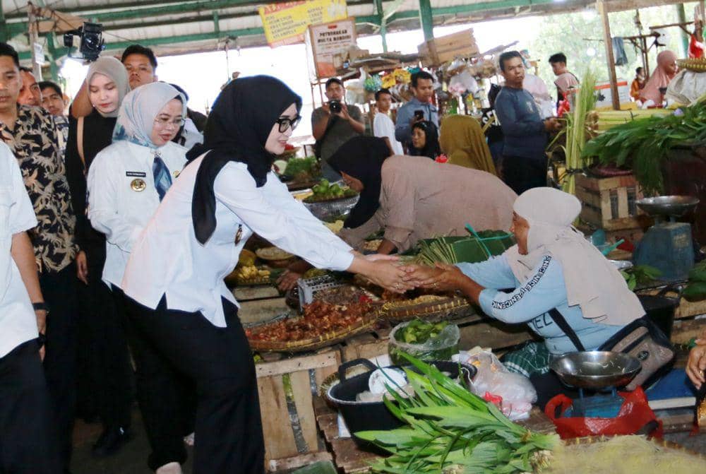 Wagub Lampung, Jihan Nurlela meninjau ketersediaan stok dan harga bahan pokok di Pasar Kangkung, Bandar Lampung. (DOK. Pemprov Lampung).