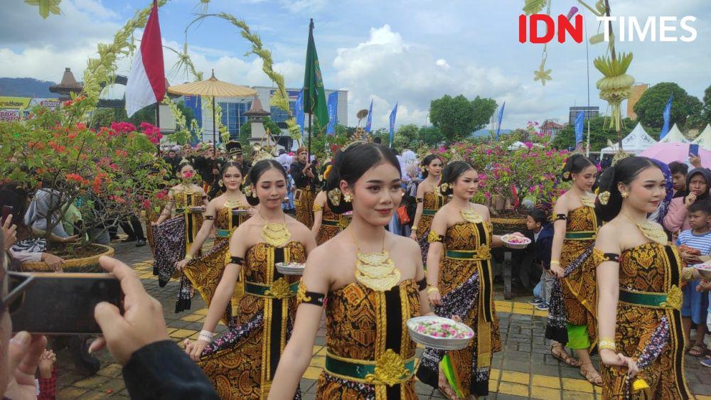 HUT Banjarnegara ke-454 Digelar Kirab Pusaka dan Makan Nasi Tenong