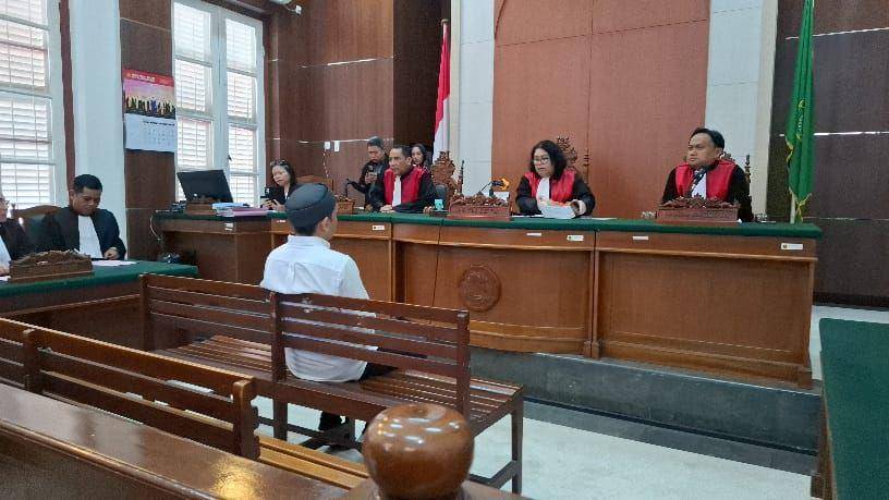 Terdakwa kasus skincare merkuri Mustadir Dg Sila di PN Makassar, Rabu (26/2/2025) / (IDN : Darsil Yahya)